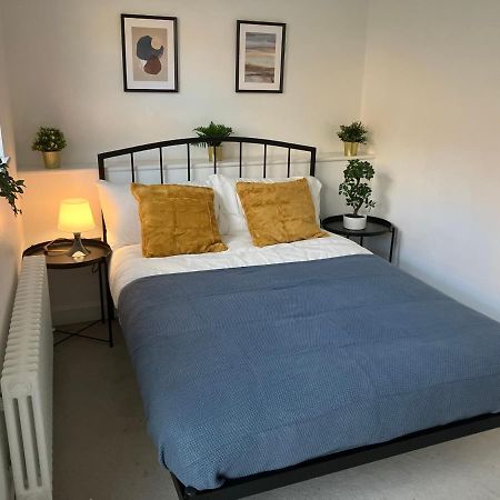 Magnificent Refurbished 1 Bed Flat Few Steps To High St ! - 4 East House Apartman Epsom Kültér fotó
