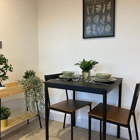 Magnificent Refurbished 1 Bed Flat Few Steps To High St ! - 4 East House Apartman Epsom Kültér fotó