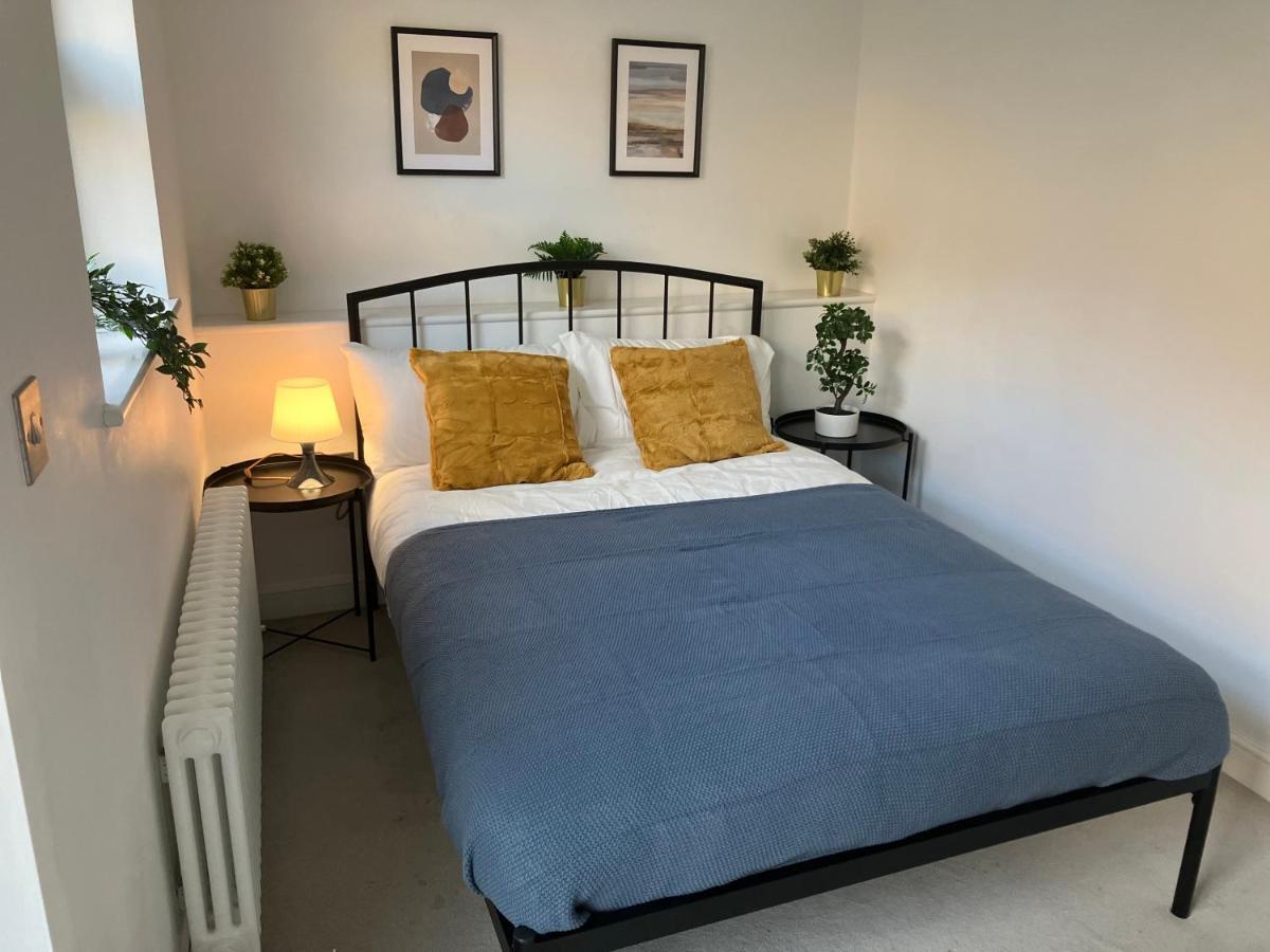 Magnificent Refurbished 1 Bed Flat Few Steps To High St ! - 4 East House Apartman Epsom Kültér fotó
