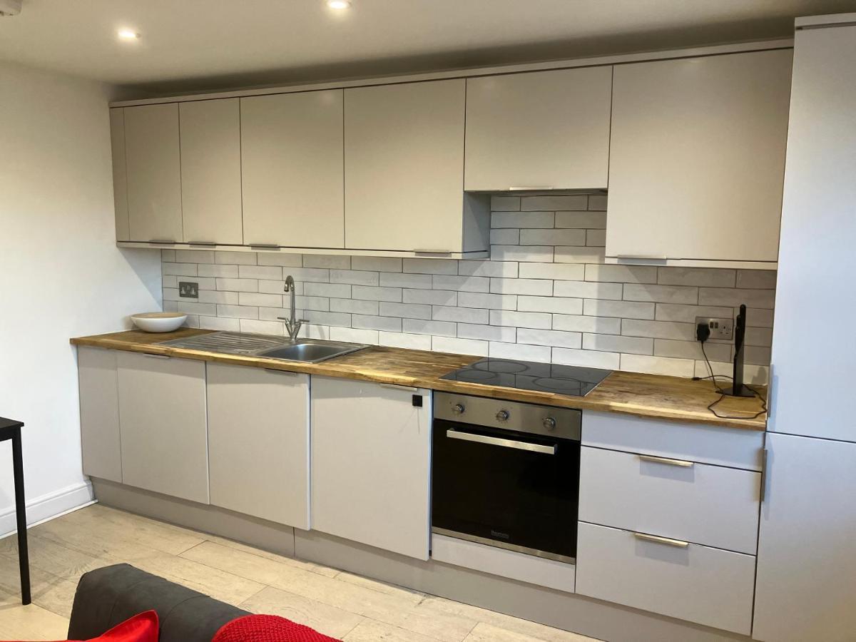 Magnificent Refurbished 1 Bed Flat Few Steps To High St ! - 4 East House Apartman Epsom Kültér fotó
