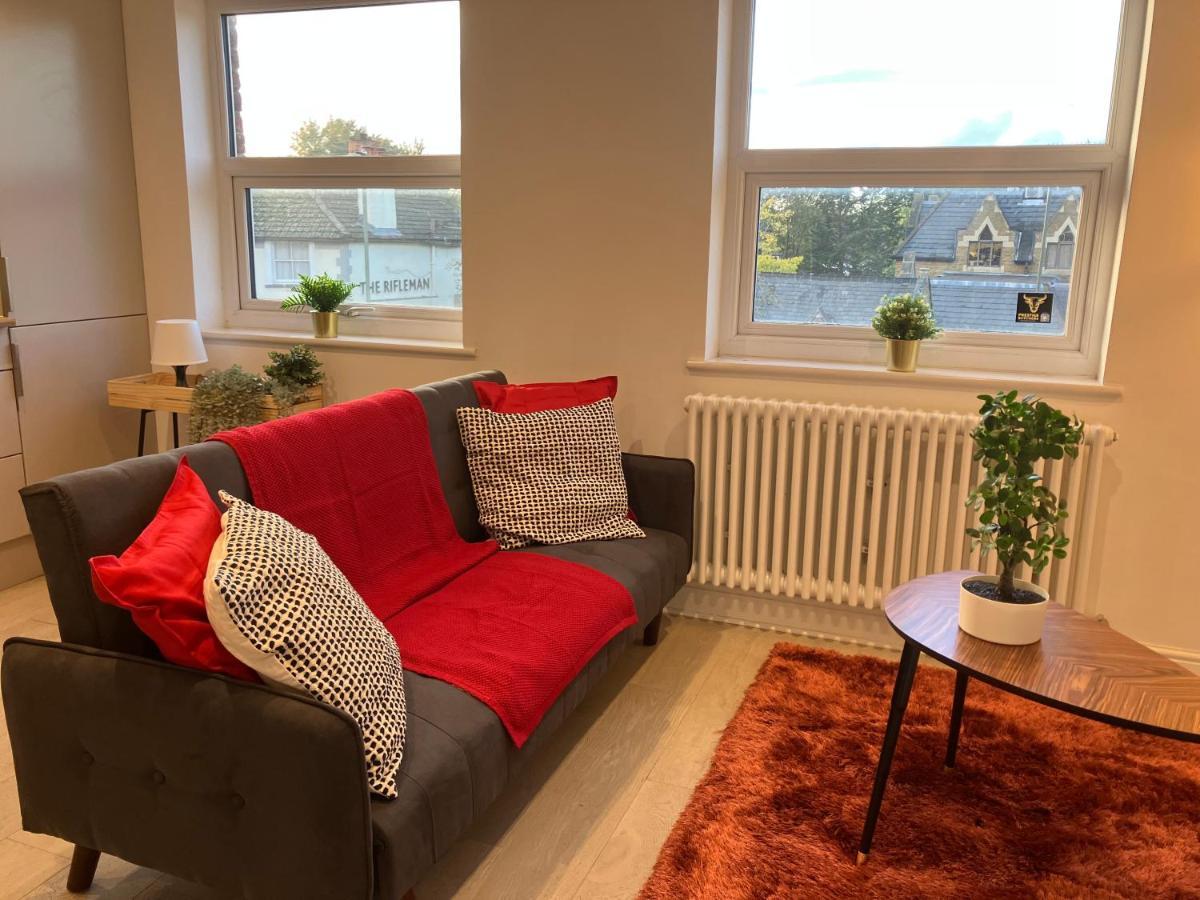 Magnificent Refurbished 1 Bed Flat Few Steps To High St ! - 4 East House Apartman Epsom Kültér fotó