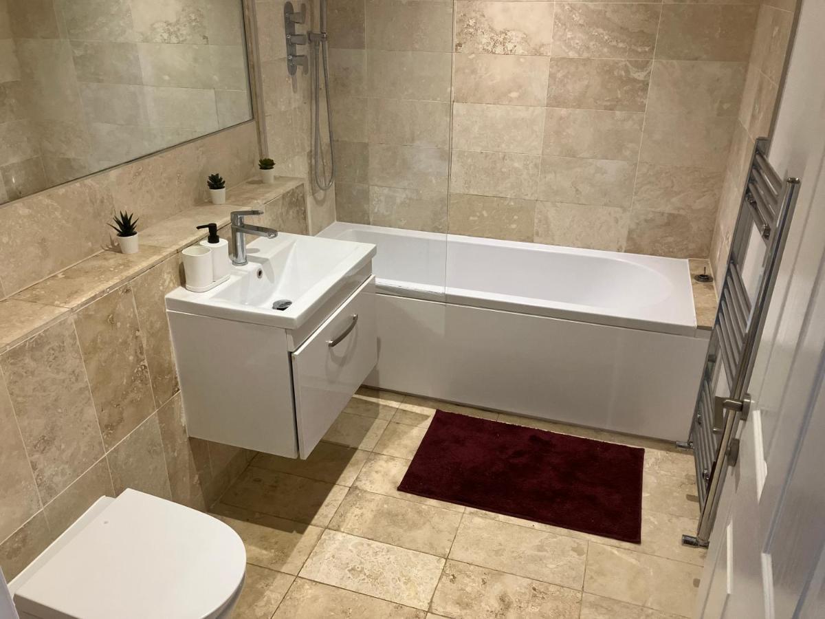 Magnificent Refurbished 1 Bed Flat Few Steps To High St ! - 4 East House Apartman Epsom Kültér fotó